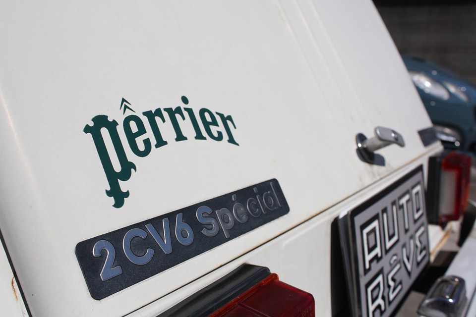 普通はキレイに仕上げて、商品価値を上げて、それなりのお値段で販売するんでしょうけど、
このクルマは「う〜ん、シャレが効いてるね！」って思っていただける方にお乗りいただければと…。