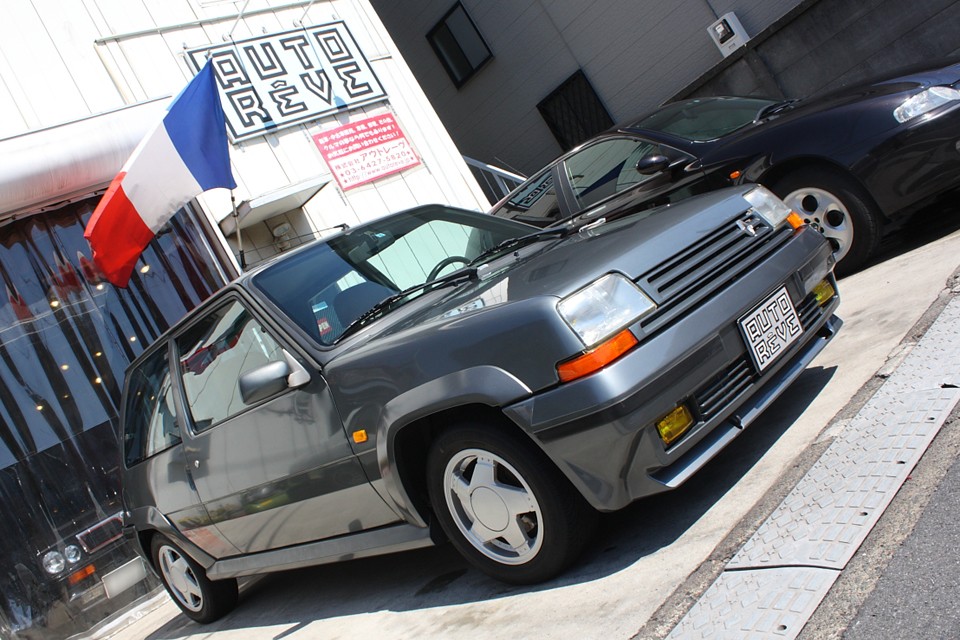 コンパクトカーの黄金比とも言えるデザインに、強烈なターボパワー！
これに乗らずしてホットハッチ好きと言うべからず！なのでありま〜す！