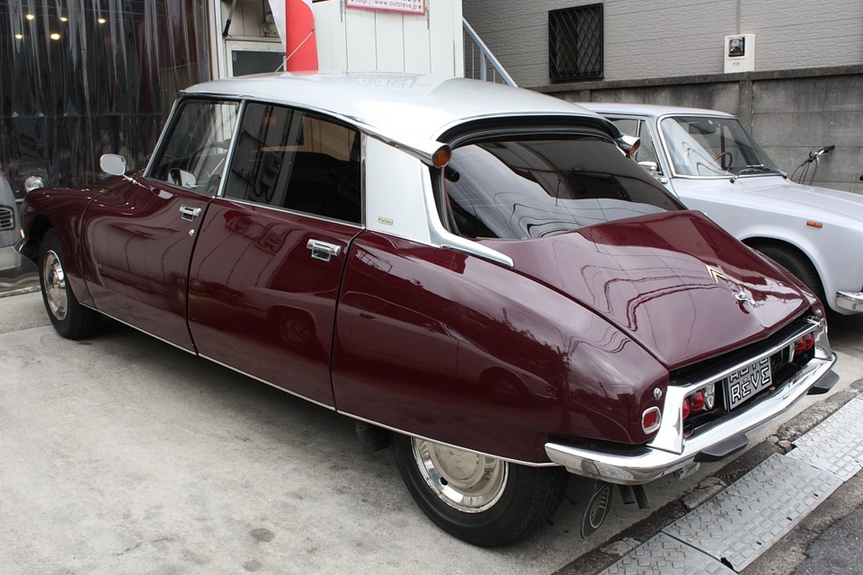 しかし大衆車としては、あまりに先進的なボディに、高度な油圧機構で、それまでにない全く新しい価値をクルマにもたらすことに…。