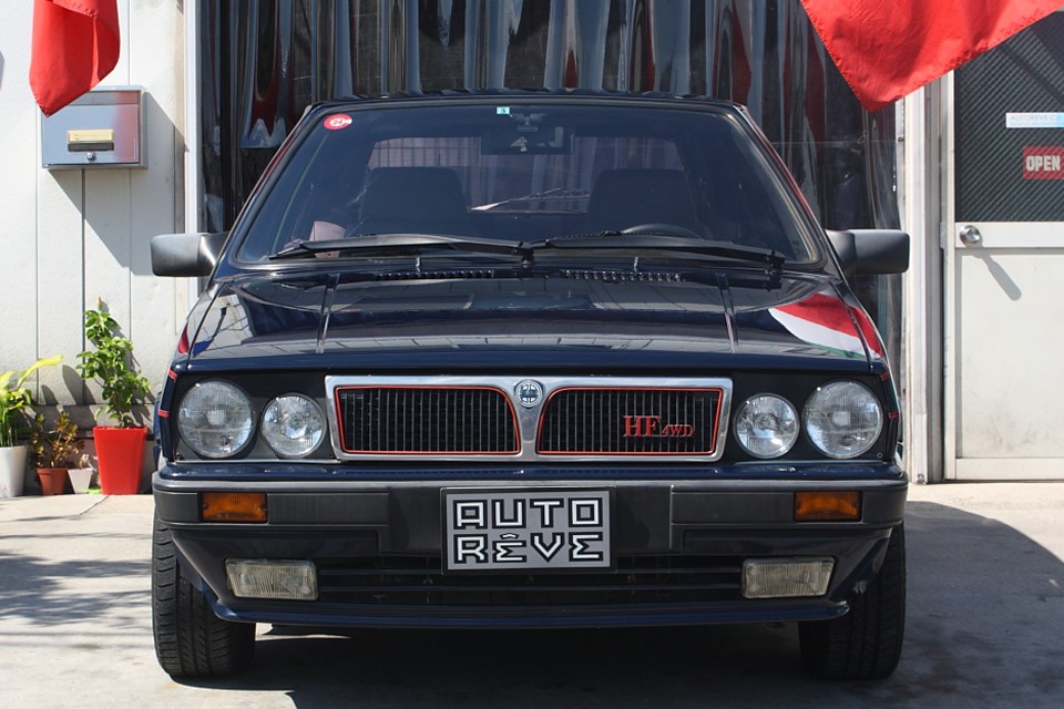 2Lターボとしては最もシンプルで贅肉の無いボディデザインですが、既に風格が…。