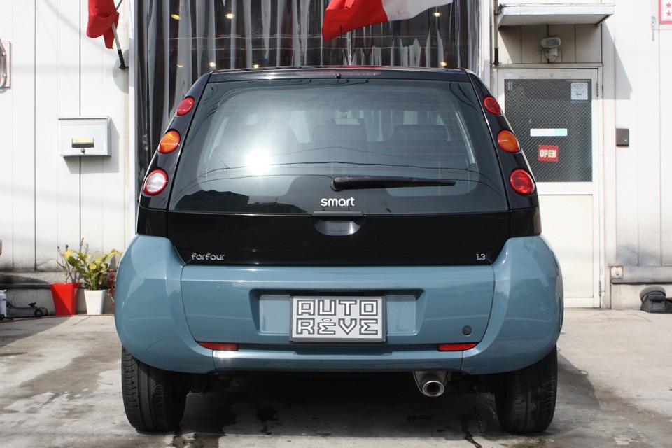 リアの半分がガラスって…こりゃ視界も良いし、運転しやすそう〜！