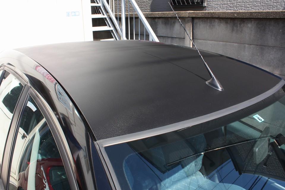 ルーフはノーマルルーフです。必ず剥がれてしまうフィルムは既に剥がしてあって、補修塗装済み！
あの醜いハゲハゲ状態になる心配はありませ〜ん！