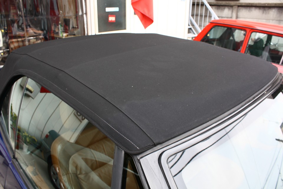 洗車で濡れているので、まだら見えますが、幌の状態はかなり良いです！もちろん破れはありません！