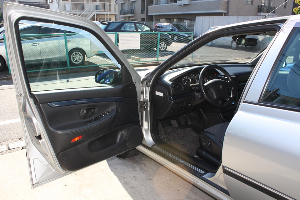 ブラックレザーに包まれた、まさに「オトナの空間！」