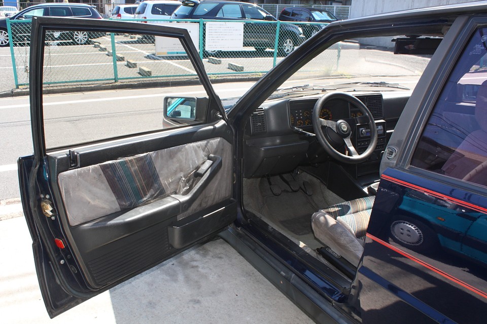 なんとぉ〜！コレが噂の「26年経過してるのに内張りビニール塗着車！」（笑）