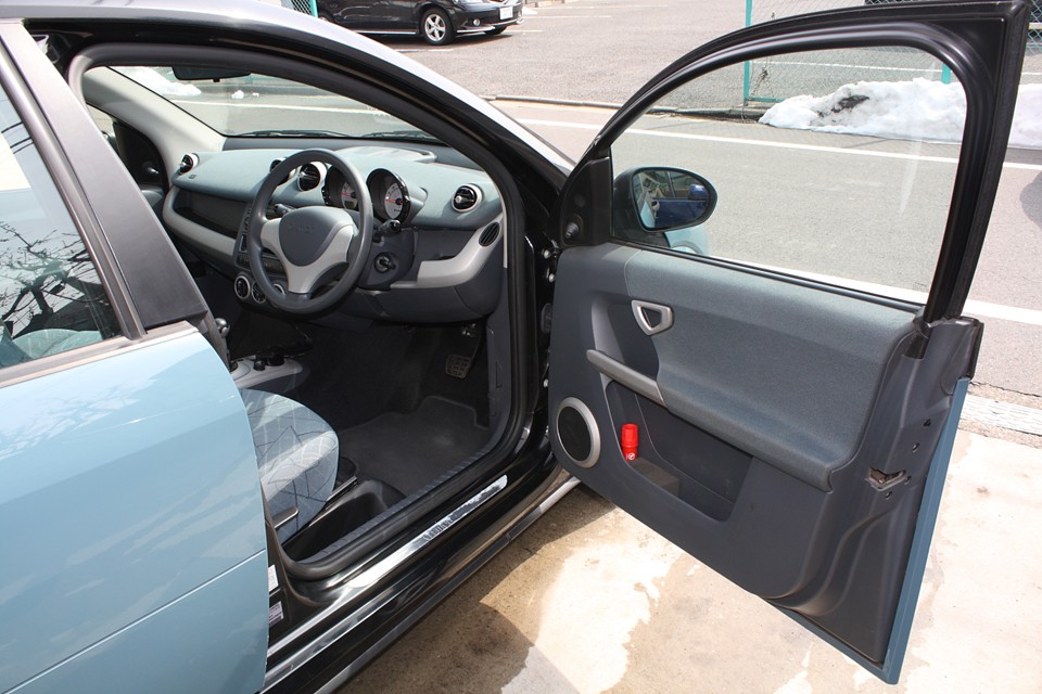 外観同様、インテリアもこれまたPOPで楽しぃ〜！スマート…侮れない。