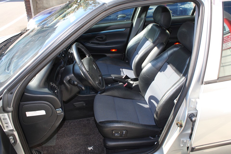 さすがに運転席のサイドサポートにはスレがありますが、破れはありません。