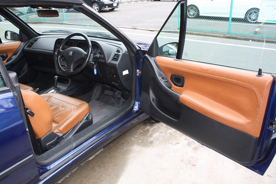 でもって、ブラウンレザーが印象的なインテリア！ブルーとブラウンのコントラストが良いぃ〜！