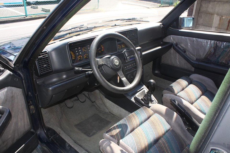 オリジナルハンドルはかなり劣化していたので、オールドMOMO「ニキ・ラウダ」に換装しました！