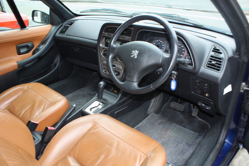 上質な本革張りですが、豪華と言うよりスタイリッシュ！ゴテゴテ感の無いシンプルさには好感が持てます！