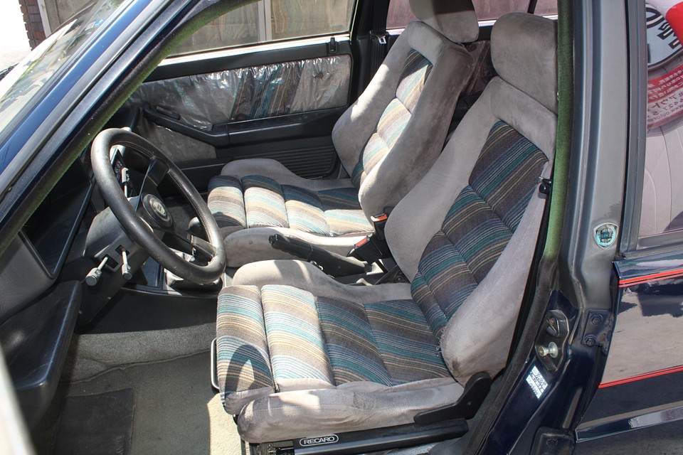 そんでもってミッソーニのシートですよ！ククゥ〜！運転席に使用感ありますが…
な、なんと、かなり状態の良いシート全席、予備パーツとしてお付けします！ホントですってば。