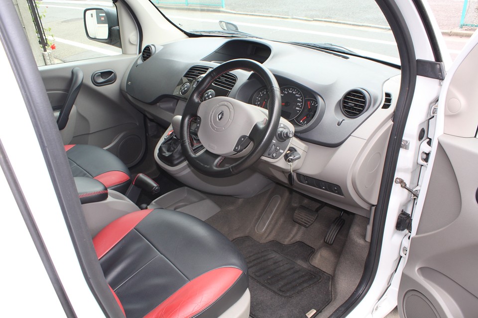 ハンドル、シフトブーツ、パーキングブレーキレバー、前席中央の肘掛け、更に更に…