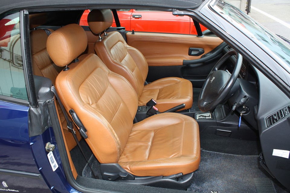 運転席のサイドにはさすがにスレがありますが、破れはありません。