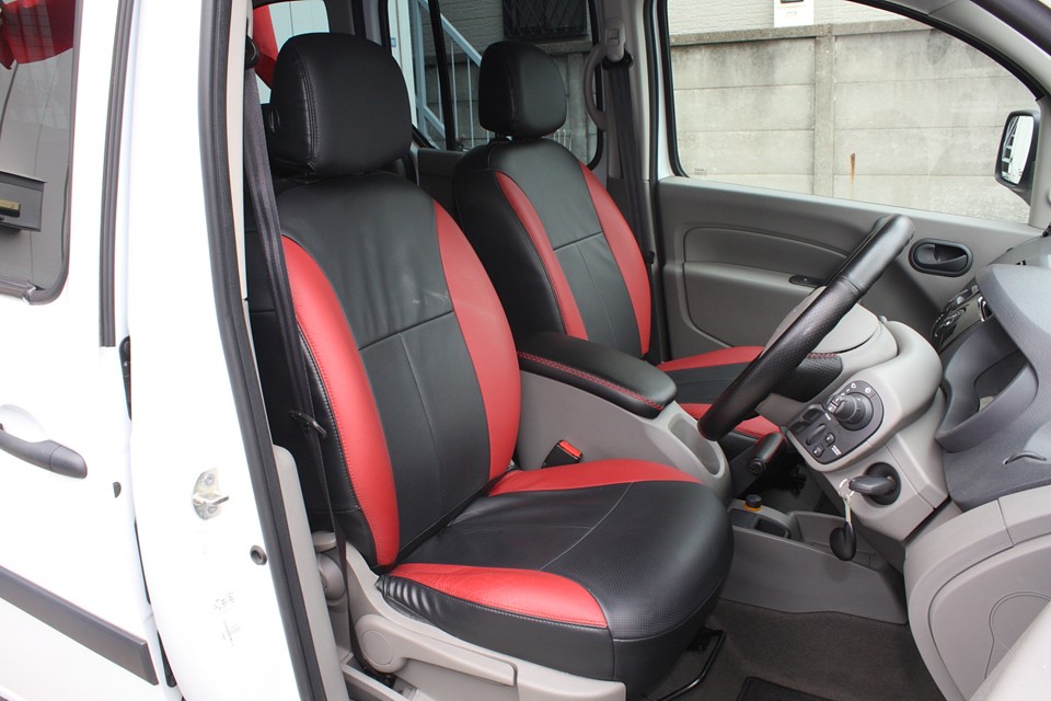 全シート、赤黒のコンビネーションシートカバー装着なのですぅ〜！