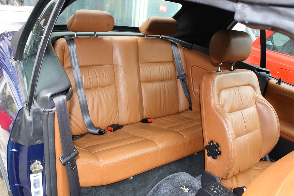 リアシートはご覧の通り！ウチのソファーより良いっちゅ〜の！