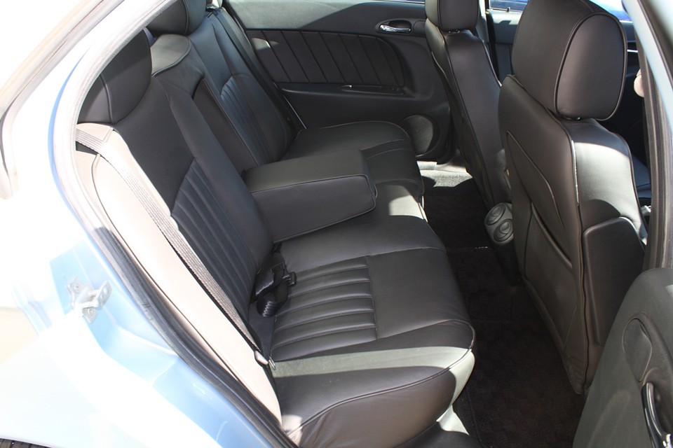 おっと忘れちゃいけません。156は優秀なセダンです。リアシートも快適ですよぉ〜！