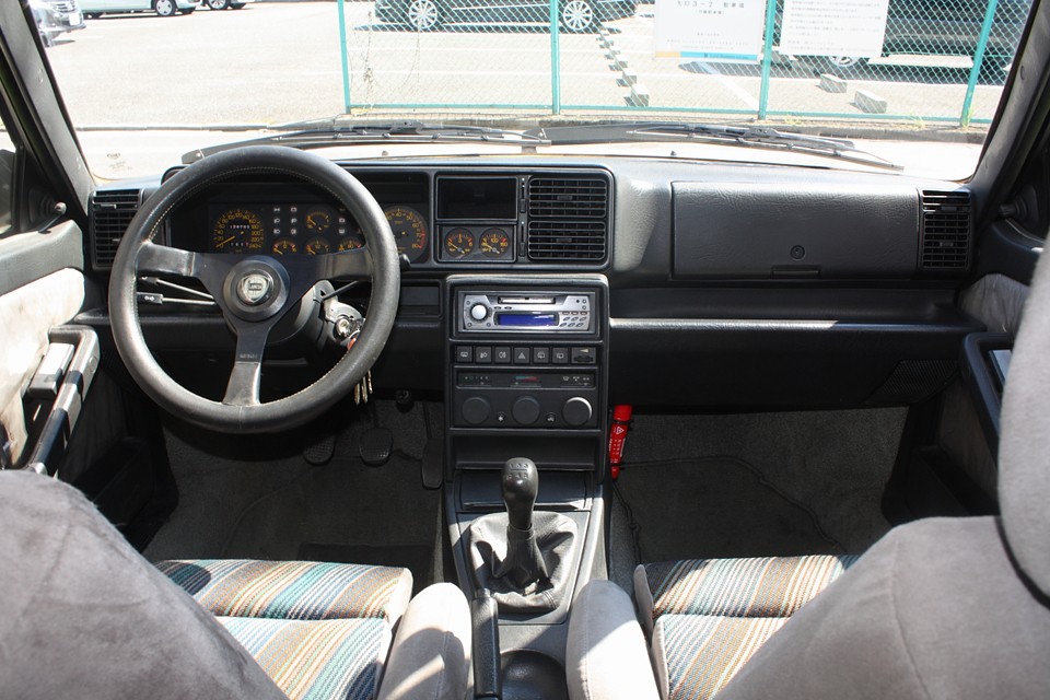 ボディデザイン同様に、80年代テイストたっぷりのカクカクデザイン！ハンドルも四角になりそうな勢い？！（笑）