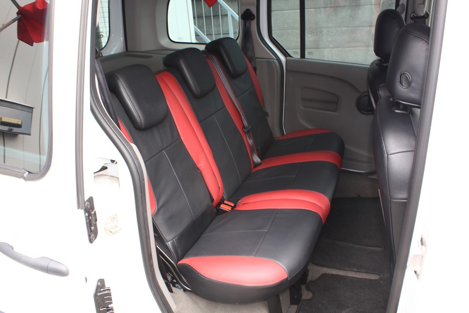 ノーマルのグレーのファブリックより断然カッチョイイ！その上、汚れも拭き取れるのですぅ〜！