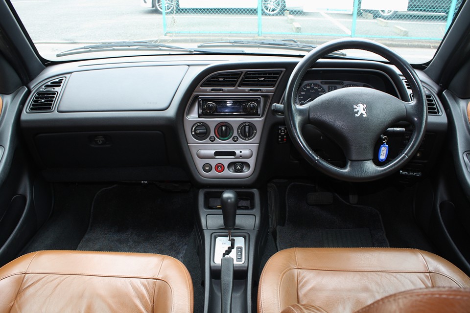 シンプルで機能的なインパネ！ダッシュパネルが斜めのおかげで、開放感のある印象です。