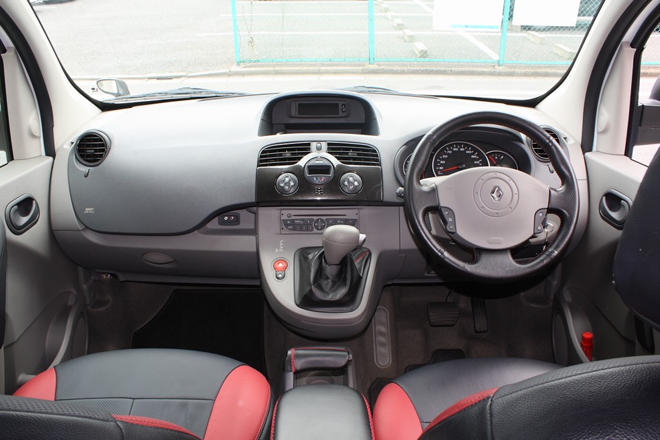 白いボディに赤黒のインテリア！まさにこだわりのコーディネートですよぉ〜、奥さ〜ん！（笑）