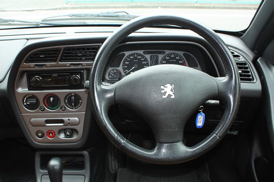 ちょっと太めのレザー巻きハンドルがとても感触が良いです。これも計算されているんでしょうね。