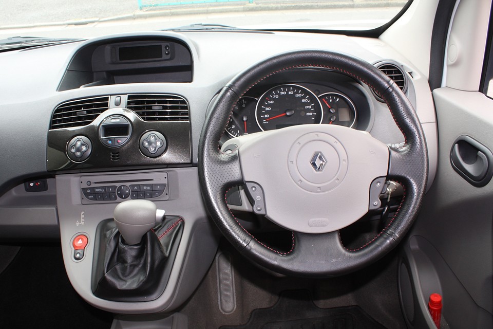 言うまでもありませんが、あのマッタリ感と運転のしやすさは健在！カングーの伝統ですね。