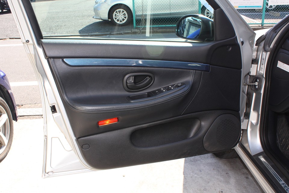 さりげなく革で包まれてるって、やっぱ落ち着くぅ〜！