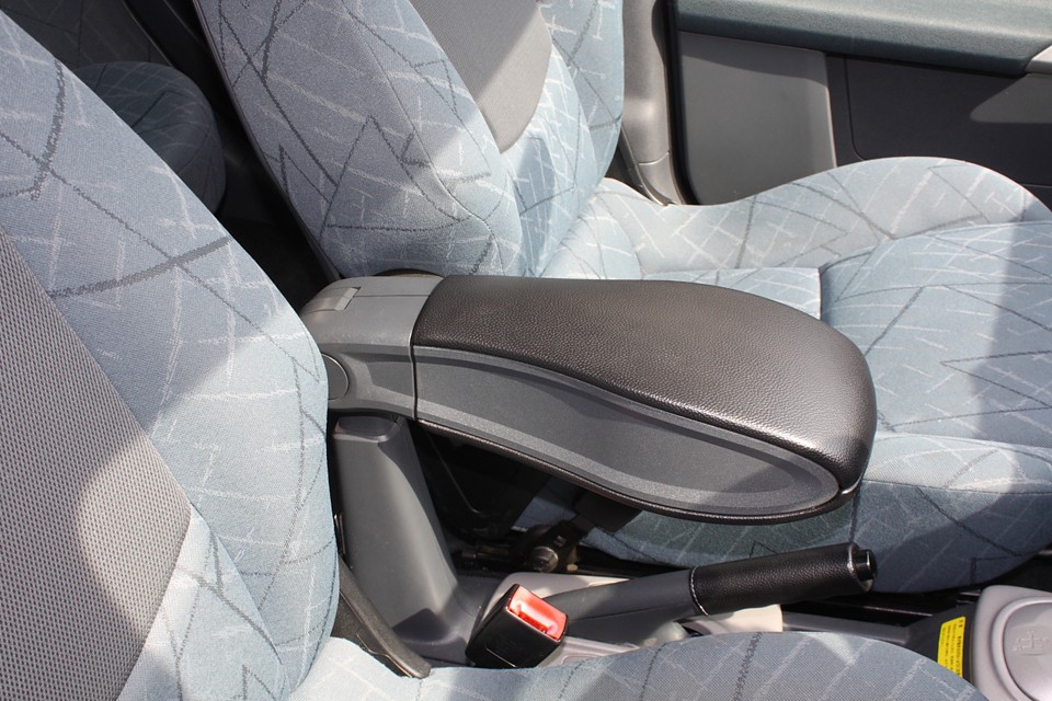 1.3Lモデルではオプションのセンターアームレストも付いてます。なんとこれ…。