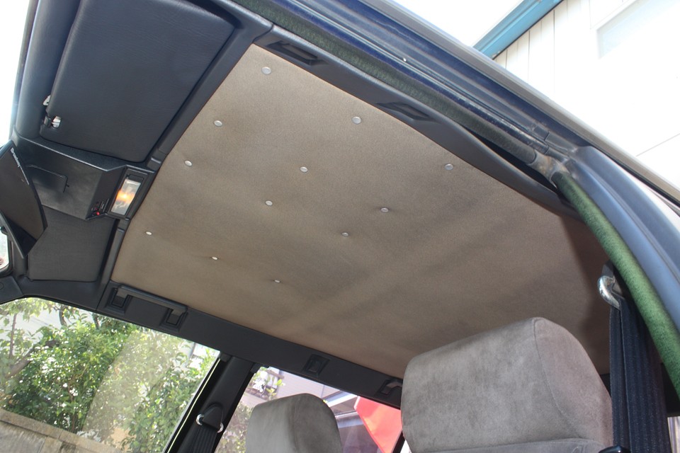 天張りはかなり垂れているので、リベットで補修されています。ご希望でしたらもちろん別途完全補修も可能です。