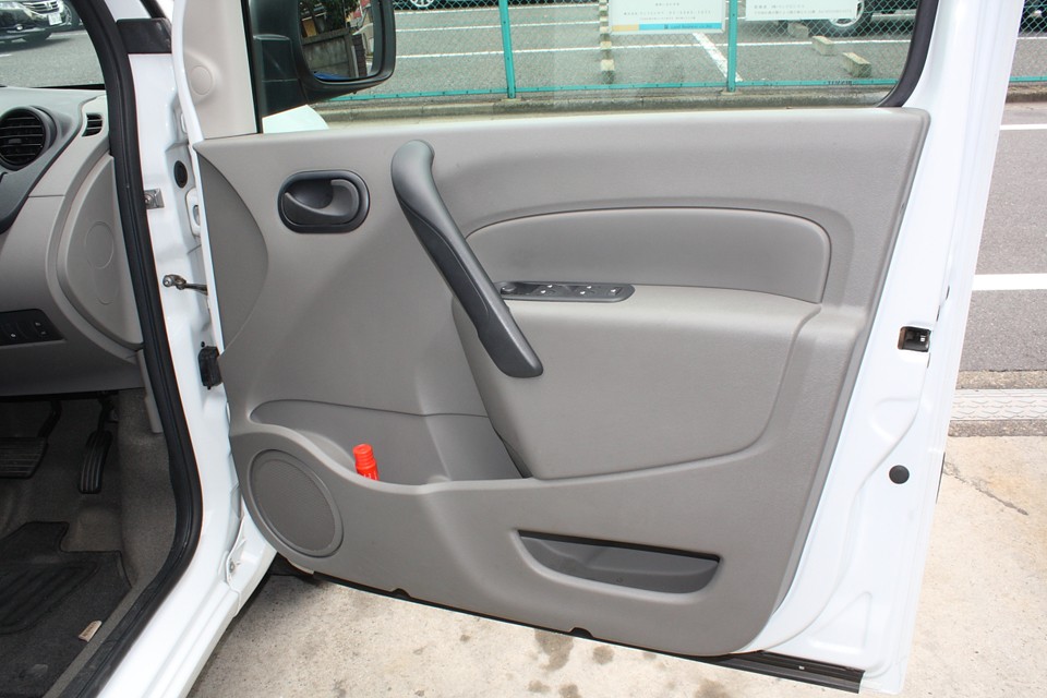 これまた言うまでもありませんが、内張りもキレイです。