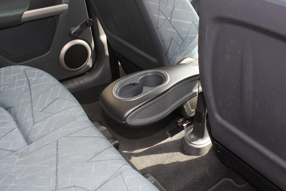 180度ひっくり返すとリア用のドリンクホルダーに！気が利いてるぅ〜！