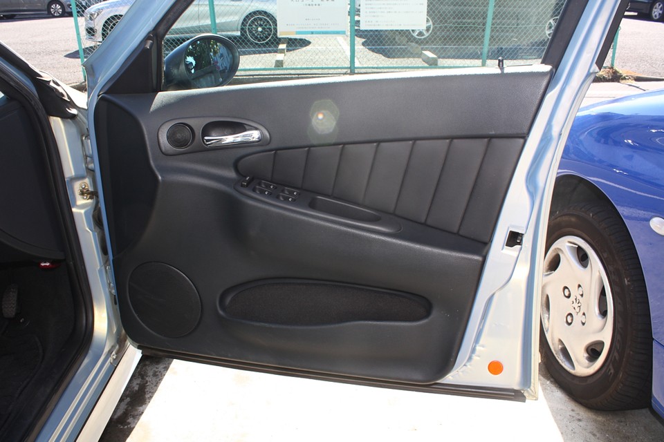 内張りも目立つ汚れはありません。156はスイッチプレートとかベタツキませんのでご安心を。