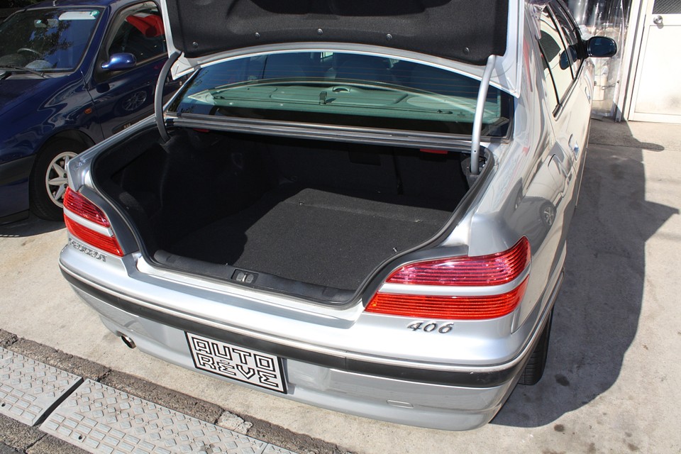 トランク容量はたっぷり！やっぱ406って優秀なセダンですねぇ。