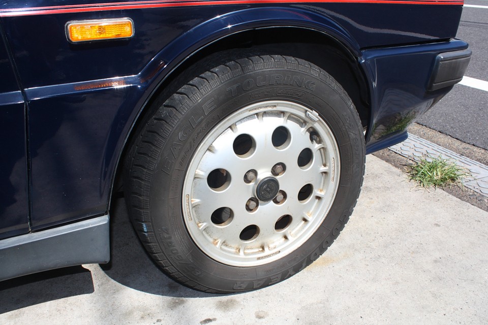 今や貴重な純正アルミ！少し汚れが目立ちますが、醜いガリキズはありません。