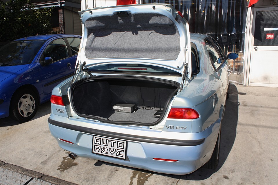 トランク開口部は少し狭いですが、容量は十分ですね。中にCDチェンジャーとナビ本体があります。