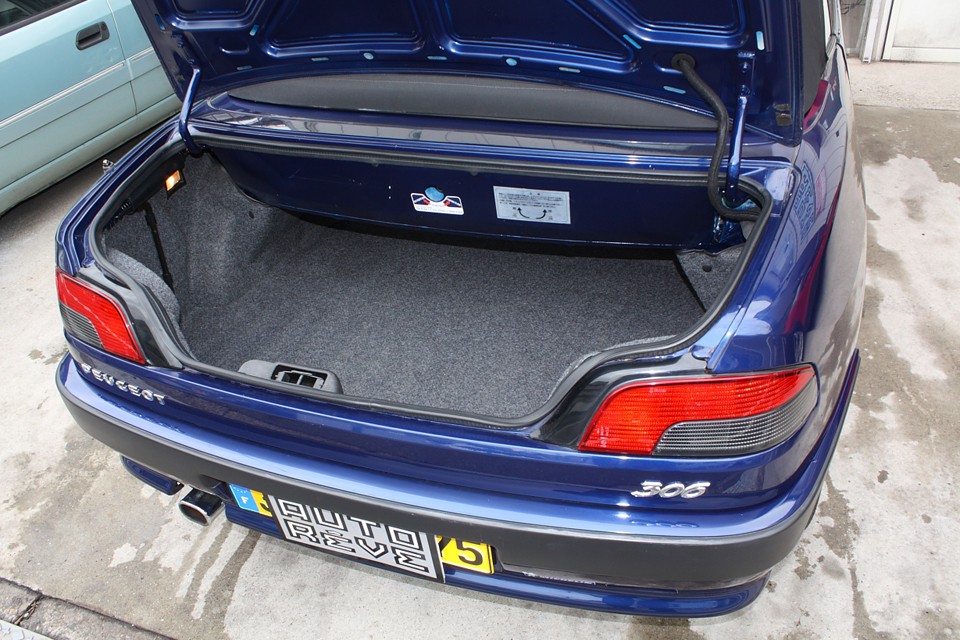 幌の収納スペースのせいでトランク容量は小さめですが日常使用には十分かと…。