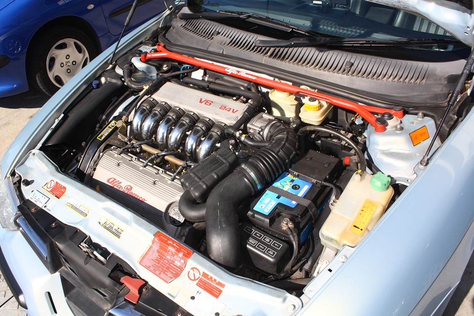 こ、これが官能のアルファV6ユニット！
イタリア人って、音とか臭いとか感じる以外に官能を感じる器官が別に付いてるんじゃない？