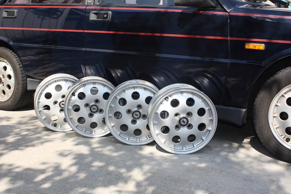 そして、なっ、なんと貴重な純正アルミホイール4本もお付けします！
新品ではありませんが、ほとんどキズらしいキズもない良品です。