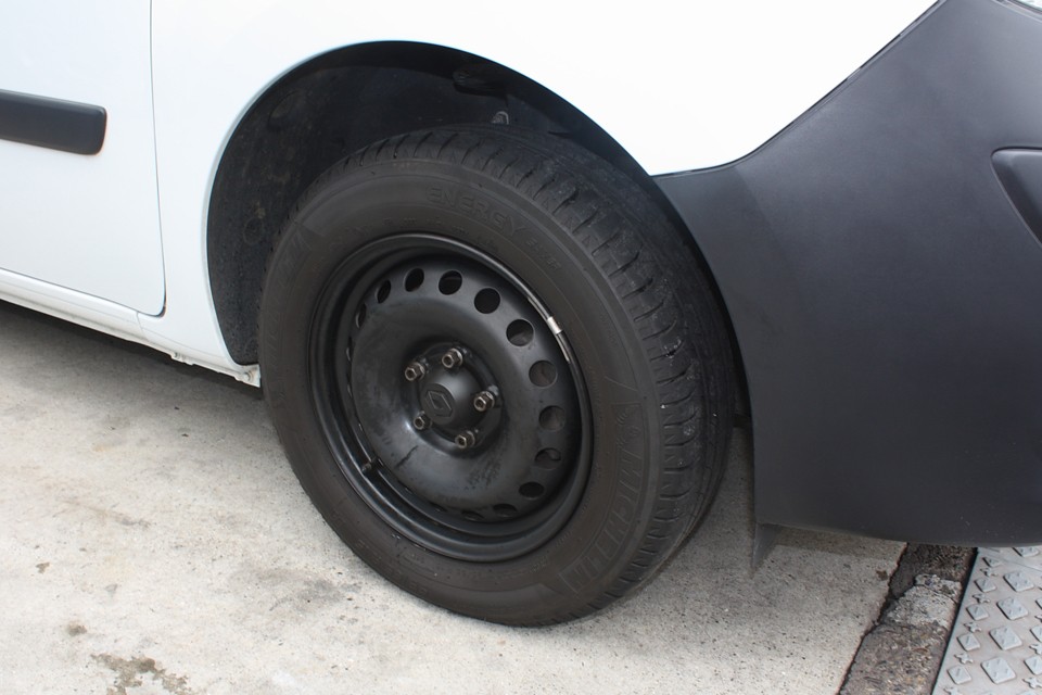 ホイールキャップなんか潔く捨てて、センターキャップだけで決める！それが男気！…ん？やっぱ男子？