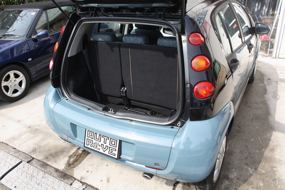 さすがにトランクは狭いですが、日常のお買い物くらいなら十分な広さです。
リアシートを倒せばかなり広いスペースになりますので、いざという時にも安心だと思います。