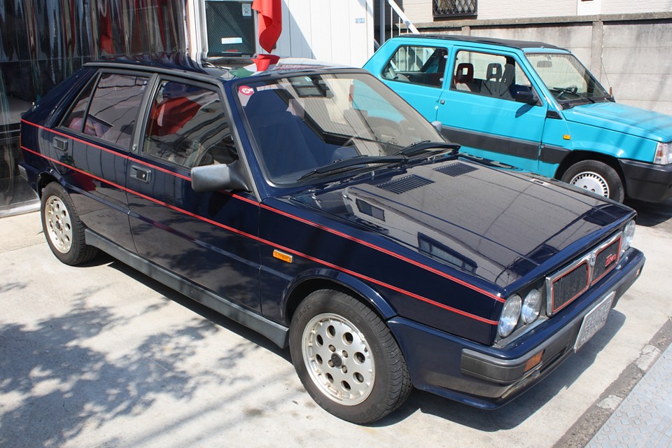 一見、普通のクルマですが、ランチアではグループA最初のホモロゲモデル！
スッキリした感じが、何とも玄人好みではないかと…。