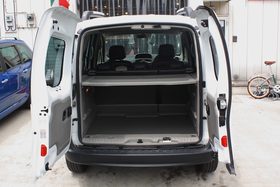 カングー史上最大の荷室！お子さんの秘密基地！お父さんの書斎？にどうぞ。