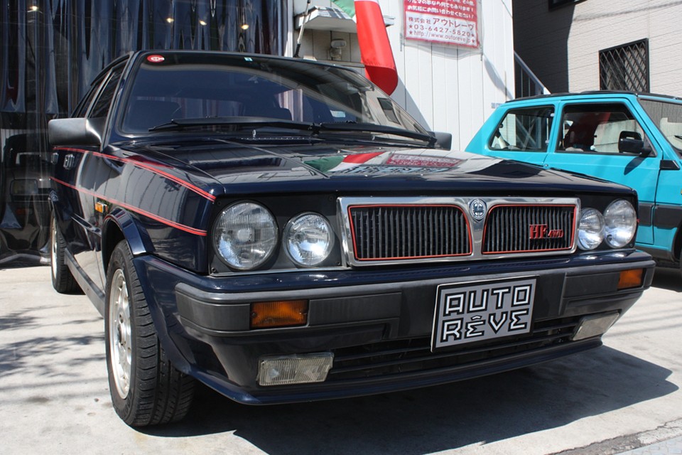 ランチアとアバルトのスタッフにより仕立てられ、87年のWRCデビューイヤーでいきなり
チャンピオンを獲得した、生粋のイタリアンホットハッチなのです〜！