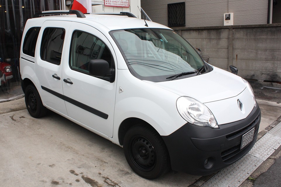 カラフルなボディカラーが多いカングーですが、このパンダカラーもシンプルで良いですよねぇ〜。