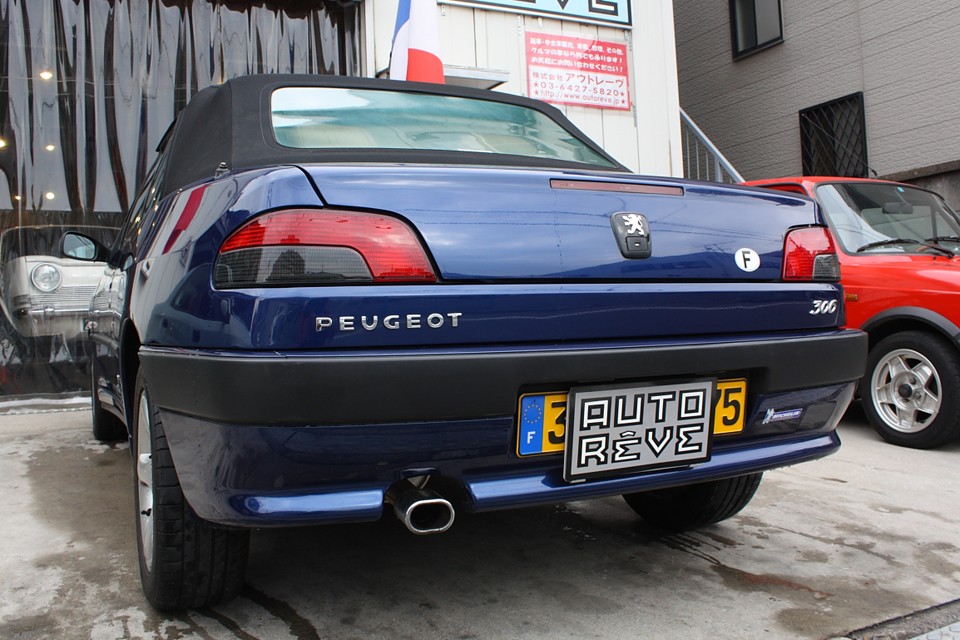 一見、ごく普通のデザインに見えますが、一目でプジョーって判るデザインはさすがっ！