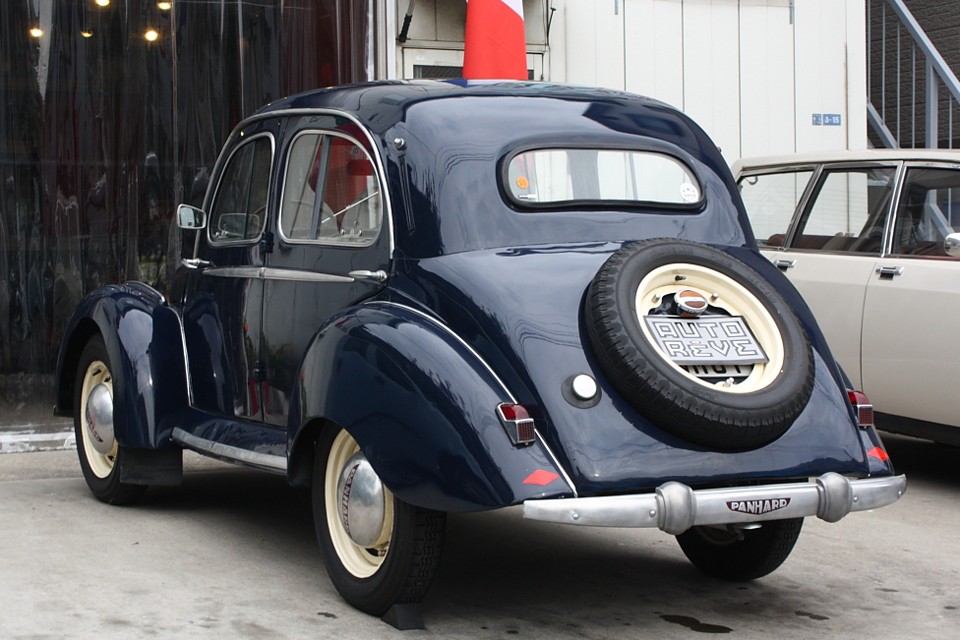 その革新性はＡｌｐａｘ製アルミ軽合金のボディにより車両重量５７５ｋｇ！と軽量なことや・・・。