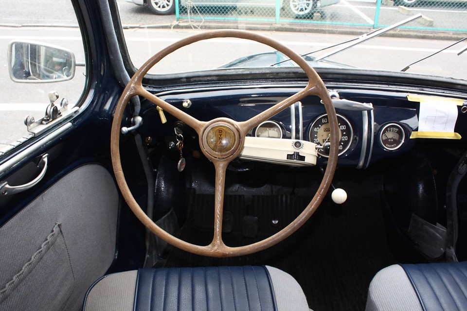 例えばこのハンドル。わざわざ手の込んだ木目を模したエボナイトや・・・。