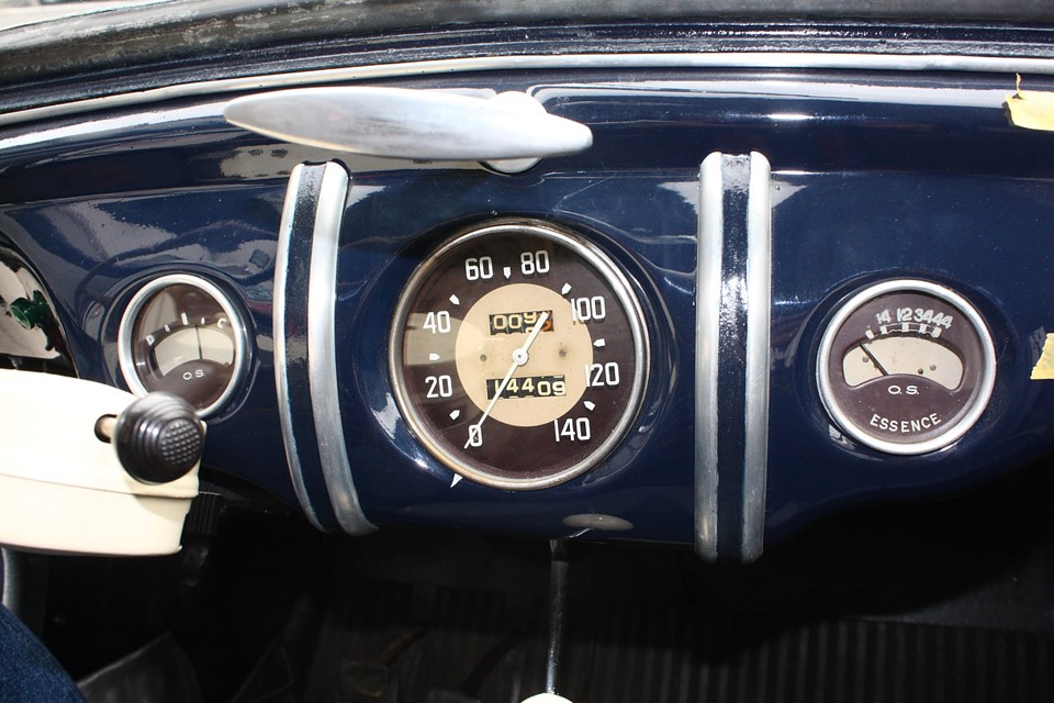 内装パネルに至るまでアルミで造られていたり、マカロンを思わせる凝ったメーターの配色や・・・。