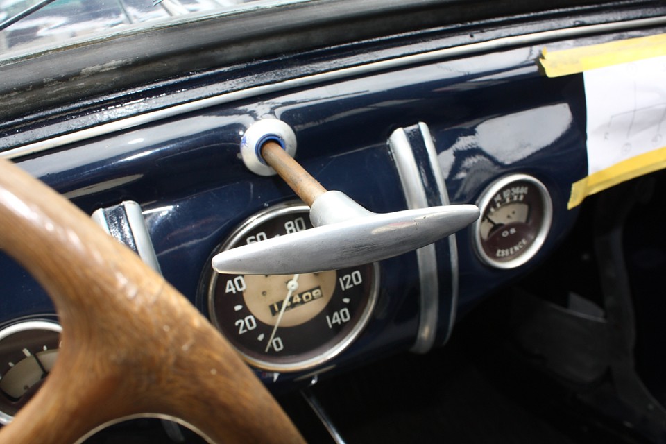 ムッシュ御用達のステッキかと思えるサイドブレーキレバー・・・。