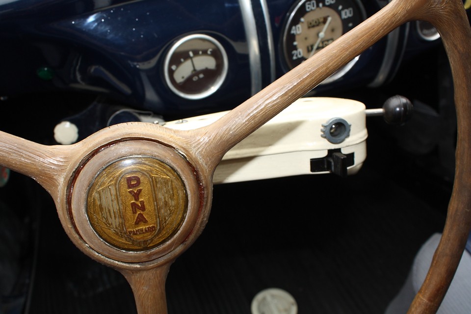 琥珀に輝くエンブレム。そして乗る人の心の奥を見透かす眼光鋭いパイロットランプ・・・。